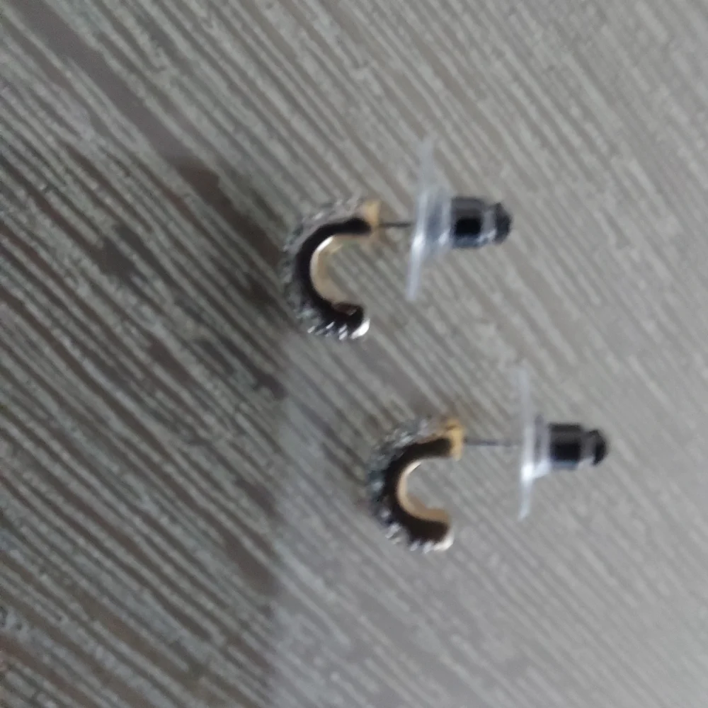 Oroton Stud Earrings Swarovski Crystal and Gold Excellent Pre-loved Condition - Picture 2 of 3